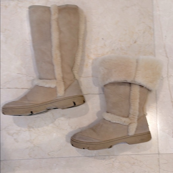 UGG Cozy Tan Shearling-Lined Women's Boots - Picture 5 of 13